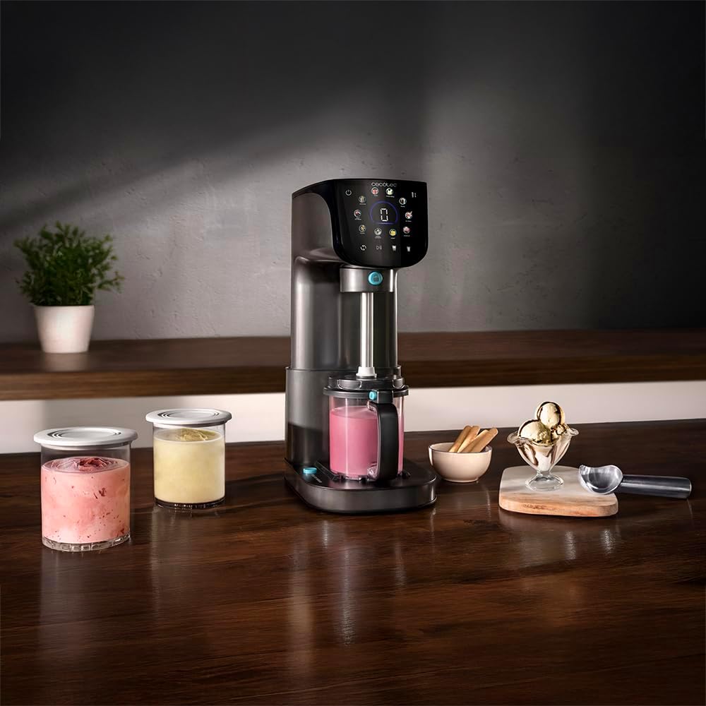 ecotec-gelatec-2100-opinion-review Cecotec Gelatec 2100 en encimera de cocina con tarrinas de helado de chocolate y un cucurucho de helado fresa-vainilla.