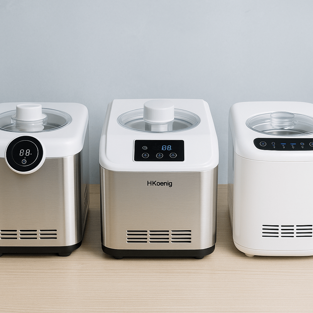 mejor-heladera-con-compresor-barata-2025 Tres heladeras con compresor baratas alineadas sobre mesa de madera, modelos Gelacy 1200, HF320 y Acmenjoy 2L.